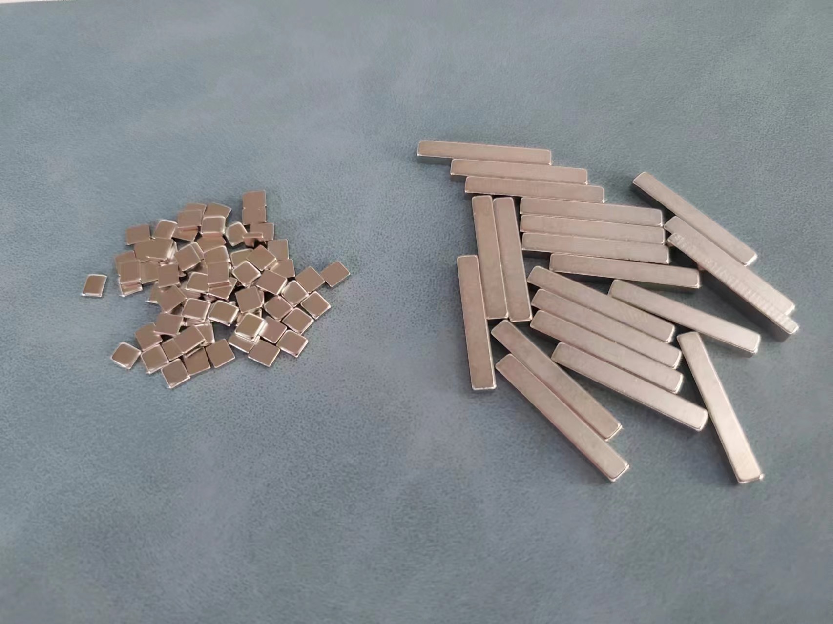Which bronze or nickel-plated copper is better for carrying current?